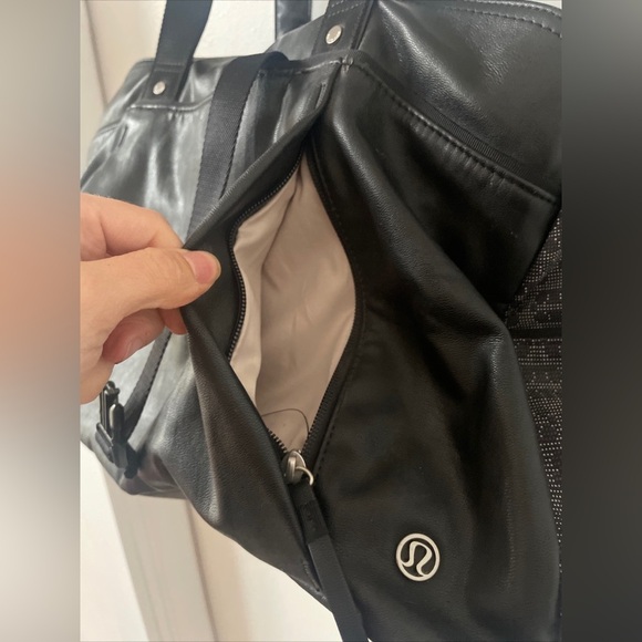 Lululemon Om The Day Bag Black Reflective Large Duffle Yoga Mat Gym Travel - Picture 5 of 16